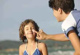 二酸化チタンとアルミナとTriethoxycaprylylsilane